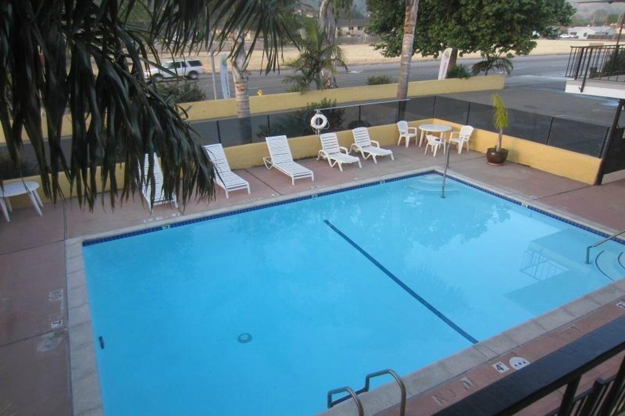 Travelodge Ломпок Экстерьер фото