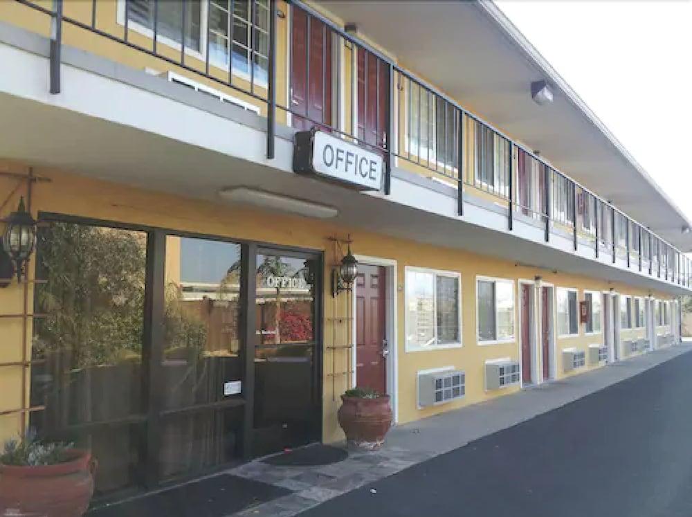 Travelodge Ломпок Экстерьер фото